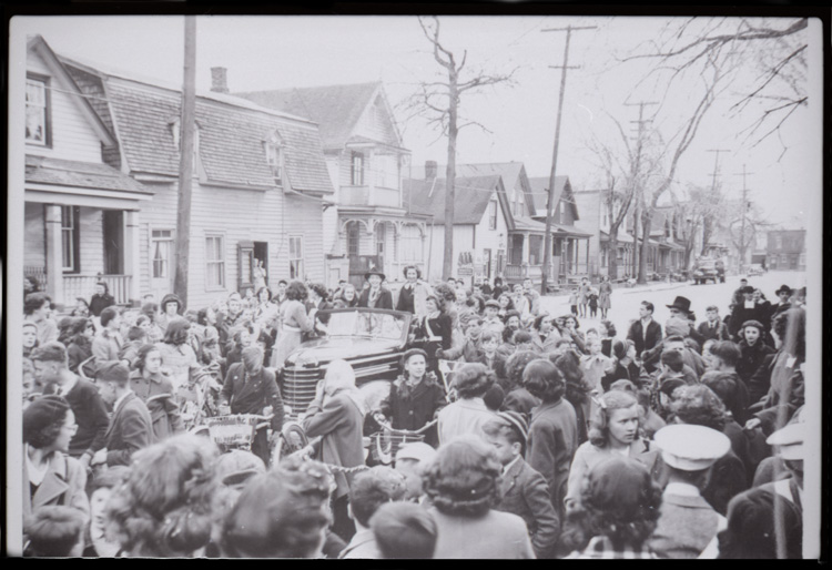 Reproduction d’une photographie des grands laur&eacute;ats du concours provincial de fran&ccedil;ais en 1949, Jacques Faucher de l’&eacute;cole Guigues et Marguerite Patry de l’&eacute;cole Routhier, Ottawa (Ontario), 1949.