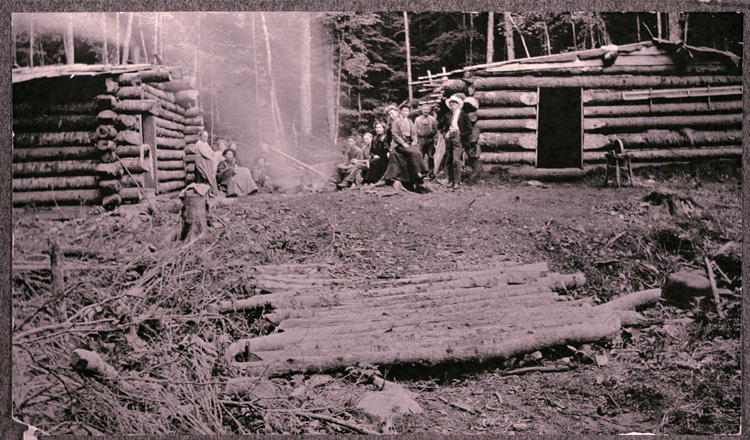 Reproduction d’une photographie du camp et du personnel d’un chantier, Porcupine (Ontario), ca 1910.