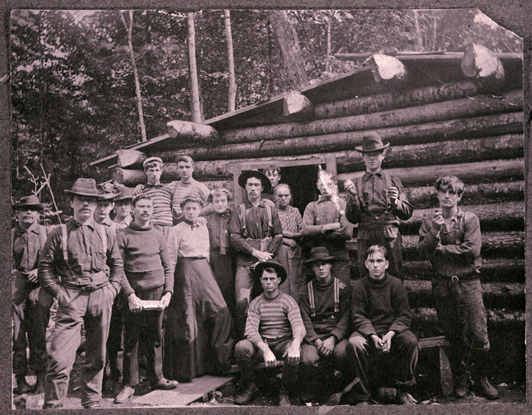 Reproduction d’une photographie du personnel d’un chantier devant le camp, Porcupine (Ontario), ca 1910.