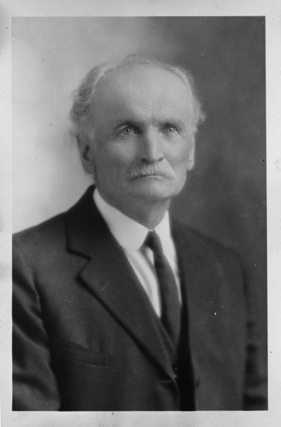 Reproduction d’une photographie de Alfred Longpr&eacute;, patriote canadien-fran&ccedil;ais engag&eacute; dans la lutte contre le R&egrave;glement XVII &agrave; Pembroke (Ontario), [192-?].