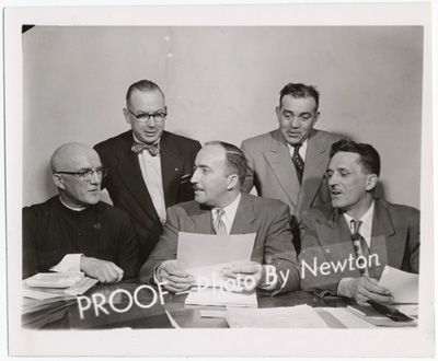 Reproduction d’une photographie des membres du comit&eacute; d’administration de la F&eacute;d&eacute;ration des associations de parents et d’instituteurs de langue fran&ccedil;aise d’Ontairo (FAPI), Dr Florent Malo, &Eacute;douard Jodoin, p&egrave;re Gustave Sauv&eacute;, o.m.i., Markland Smith, ca 1955.