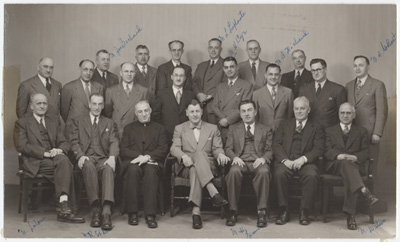Reproduction d’une photographie des fonctionnaires franco-ontariens du minist&egrave;re de l’&Eacute;ducation de l’Ontario, 1951.