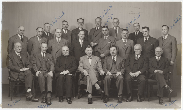 Reproduction d’une photographie des fonctionnaires franco-ontariens du minist&egrave;re de l’&Eacute;ducation de l’Ontario, 1951.
