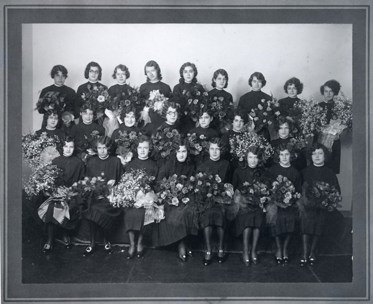 Reproduction d’une photographie d’une graduation de futures institutrices, &eacute;l&egrave;ves du couvent de la rue Rideau, Ottawa (Ontario), 1930.