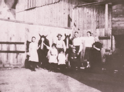 Reproduction d’une photographie de la famille Laflamme dans une &eacute;curie avec des chevaux, et de Mme Thivierge, Clarence Creek (Ontario), 1920.