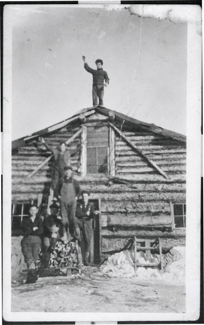 Reproduction d’une photographie des jeux de force et d’adresse des travailleurs de chantier, Maxville (Ontario), 1915.