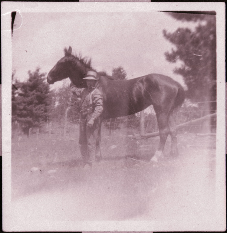 Reproduction d’une photographie de Fr&eacute;d&eacute;ric Pigeon et d’un cheval, Rockland (Ontario), 1910.