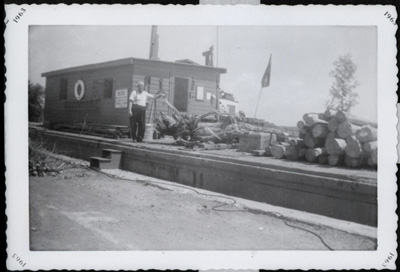 Reproduction d’une photographie d’un chaland sur le canal Rideau, Ottawa (Ontario), 1963.