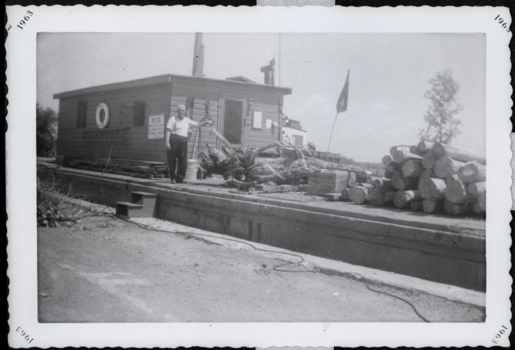 Reproduction d’une photographie d’un chaland sur le canal Rideau, Ottawa (Ontario), 1963.