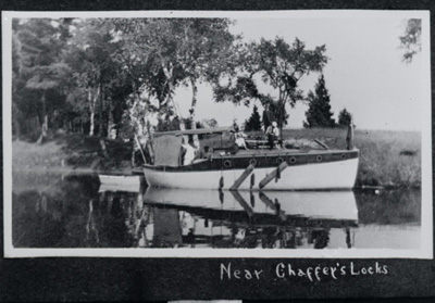 Reproduction d’une photographie du bateau Swastica pr&egrave;s des &eacute;cluses de Chaffey (canal Rideau), Chaffey’s Locks (Ontario), 1914.