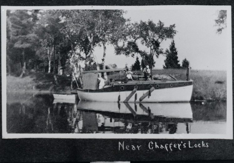 Reproduction d’une photographie du bateau Swastica pr&egrave;s des &eacute;cluses de Chaffey (canal Rideau), Chaffey’s Locks (Ontario), 1914.