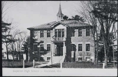 Reproduction d’une photographie de l’&eacute;cole sup&eacute;rieure (High School) de Rockland (Ontario), ca 1930.