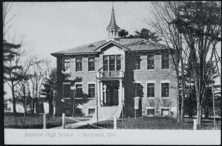 Reproduction d’une photographie de l’&eacute;cole sup&eacute;rieure (High School) de Rockland (Ontario), ca 1930.