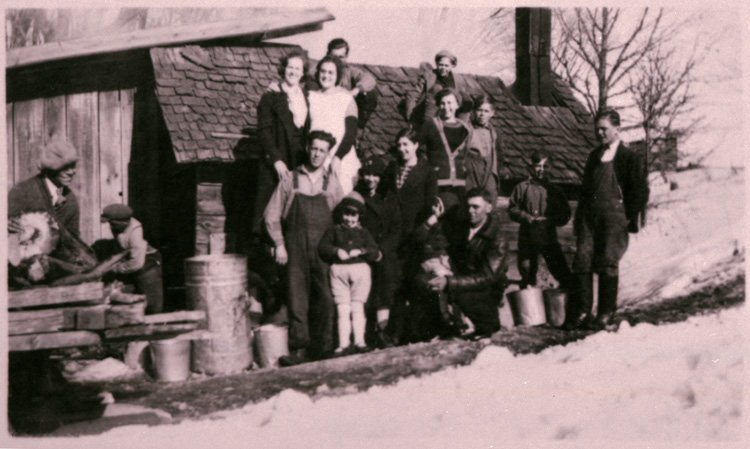 Reproduction d’une partie de sucre chez Bruno Villeneuve, pr&egrave;s de la rivi&egrave;re Outaouais, o&ugrave; la cueillette de l’eau d’&eacute;rable se faisait en chaloupe, Wendover (Ontario), 1943.