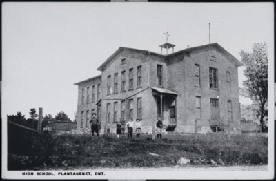 Reproduction d’une photographie de l’&eacute;cole sup&eacute;rieure de Plantagenet qui loge l’&eacute;cole mod&egrave;le de Plantagenet (Ontario), entre 1905 et 1931.