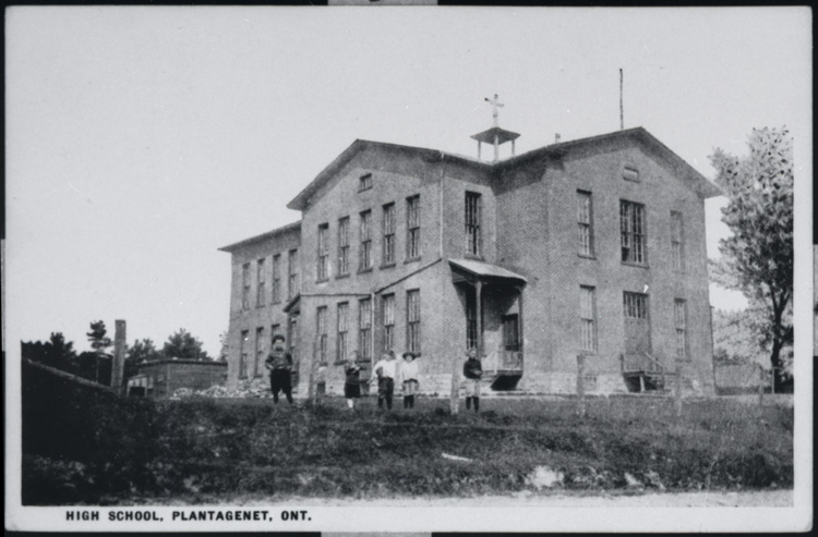 Reproduction d’une photographie de l’&eacute;cole sup&eacute;rieure de Plantagenet qui loge l’&eacute;cole mod&egrave;le de Plantagenet (Ontario), entre 1905 et 1931.