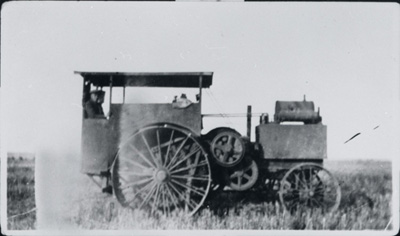 Reproduction d’une photographie d’un tracteur &agrave; vapeur ayant appartenu &agrave; M. Coupal, Plantagenet (Ontario), ca 1910.