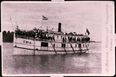 Reproduction du recto d’un feuillet publicitaire montrant le bateau &agrave; vapeur Ida, qui fait une fois par semaine la liaison Montr&eacute;al-Kingston en passant par Ottawa et Smith Falls, 1886.