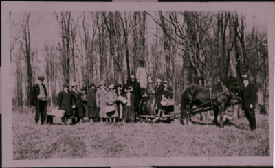 Reproduction d’une photographie d’une partie de sucre chez Napol&eacute;on Bourdeau, Embrun (Ontario), 1935.