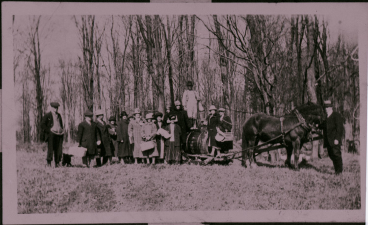 Reproduction d’une photographie d’une partie de sucre chez Napol&eacute;on Bourdeau, Embrun (Ontario), 1935.