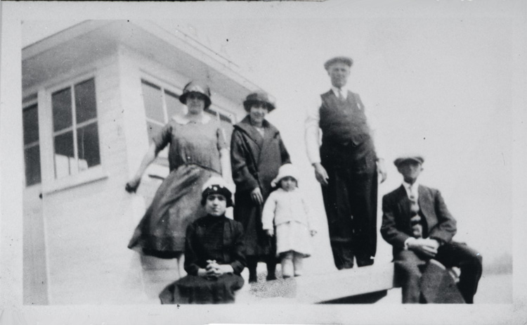 Reproduction d’une photographie de passagers du bateau reliant Ottawa et Rockland (Ontario), 1939.