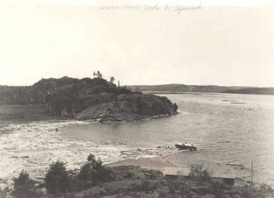 Reproduction du recto d’une carte postale illustrant la baie avec des billes de bois &agrave; Spanich Rivet (Ontario), 1917