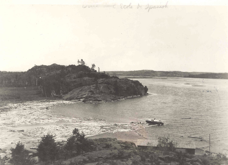 Reproduction du recto d’une carte postale illustrant la baie avec des billes de bois &agrave; Spanich Rivet (Ontario), 1917