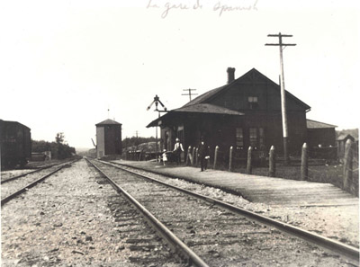 Reproduction du recto d’une carte postale illustrant la gare du Canadien Pacifique &agrave; Spanish River (Ontario), 1917.