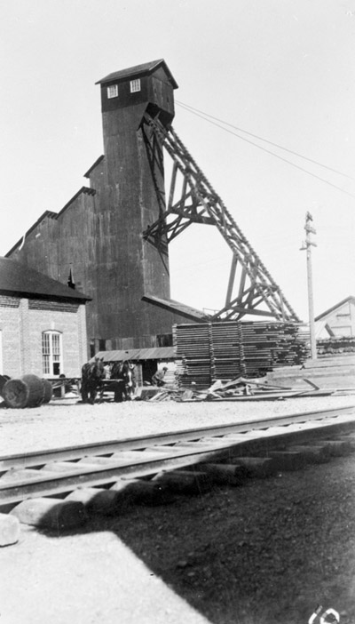 Reproduction d’une photographie d’un puit de la Frood Extension Mine, Sudbury (Ontario), 1927.