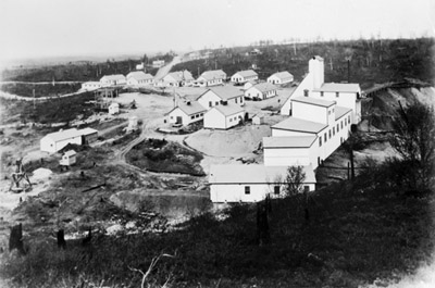 Reproduction d’une photographie des instalations de la Falconbridge Nickel Mines, Sudbury (Ontario), 1930.