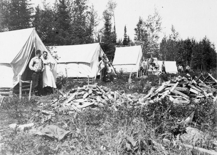 Reproduction d’une photographie des tentes d’un camp de la mine Shenango (mine d’or), Oba (Ontario), 1936.