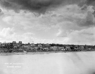 Reproduction d’une photographie de la ville de Haileybury (Ontario), prise par Photo J. P. Beauvais, 1909.