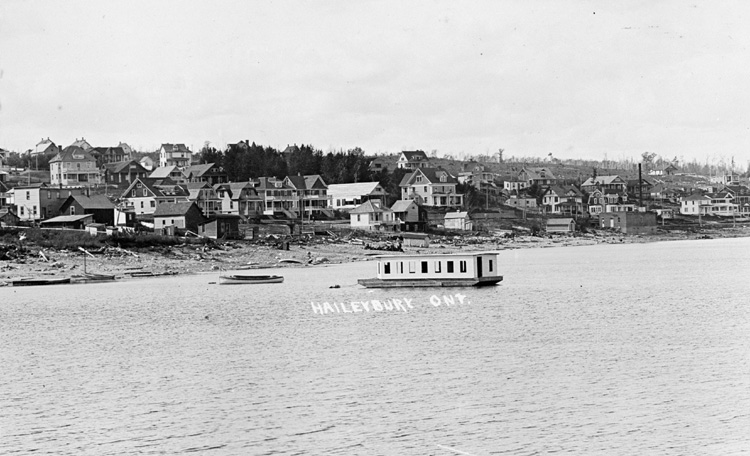 Reproduction d’une photographie de la ville de Haileybury (Ontario), prise par Photo Macheon, ca 1910.