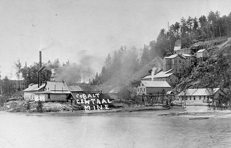 Reproduction d’une photographie des installations de la Cobalt Central Mine, Cobalt (Ontario), 1908.